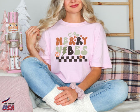 Comfort Colors® Merry Vibes Christmas Shirt, Retro Holiday Tee, Cute Christmas Shirt Women, Vintage Holiday Party Outfit, Festive Gift